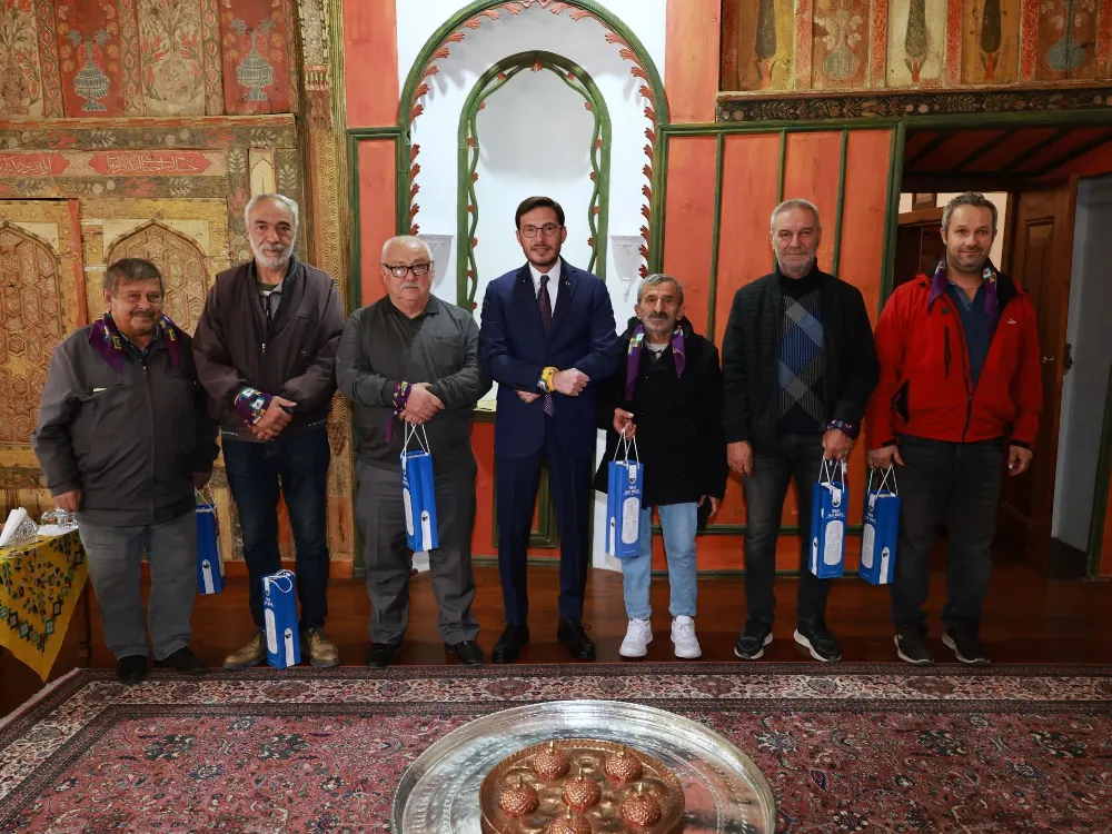 YENİ DÜKKANLARINA KAVUŞAN AYAKKABI BOYACILARI