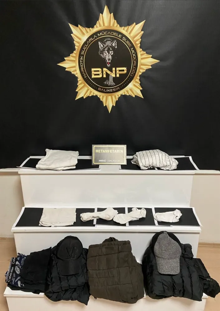 Polis Zehir Tacirlerinin yakasında