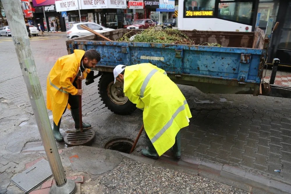 Edremit Belediyesi sağanak yağışlara Karşı 7/24 sahada