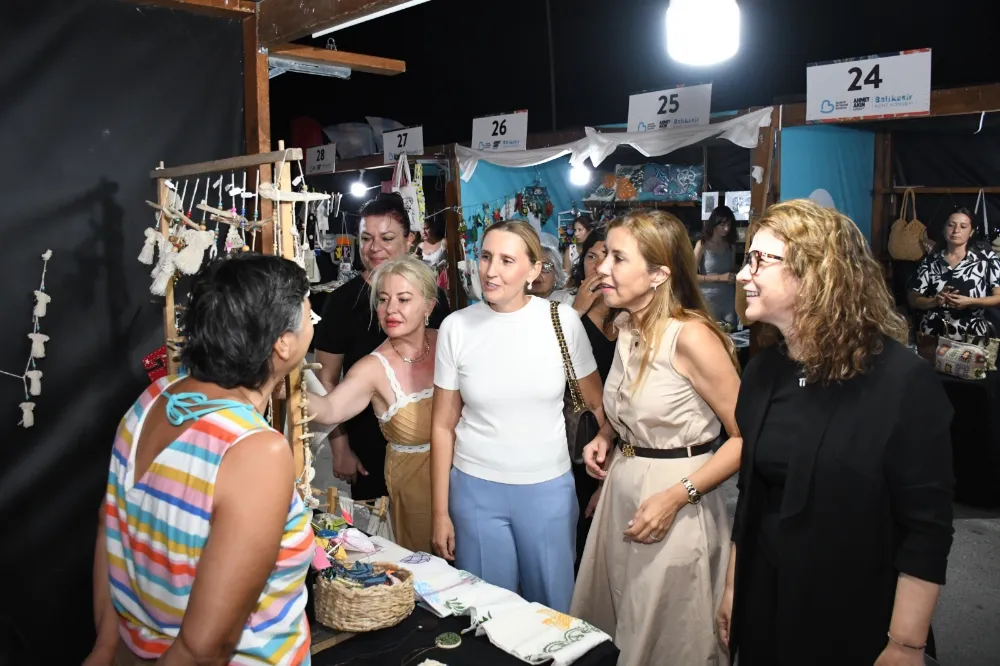 Ayvalık’ta Kadın Emeği Çarşısı’na yoğun ilgi