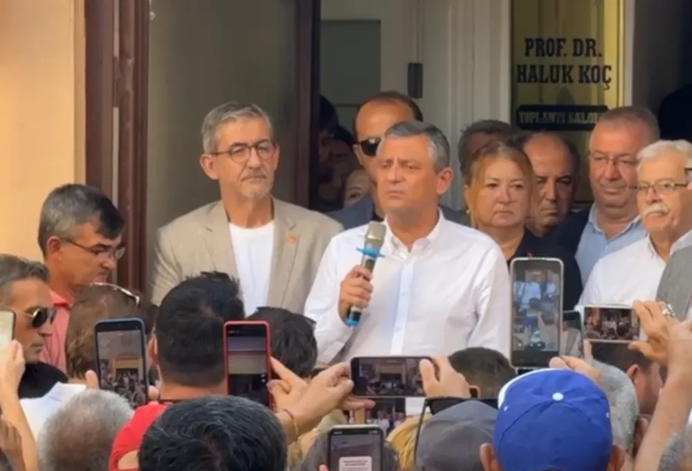 CHP GENEL BAŞKANI ÖZEL ÖZEL BİR YAKININ CENAZESİ İÇİN BURHANİYE’YE GELDİ