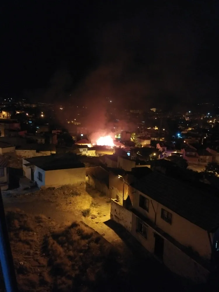Edremit İbrahimce Mahallesi’nde bir ev küle döndü 