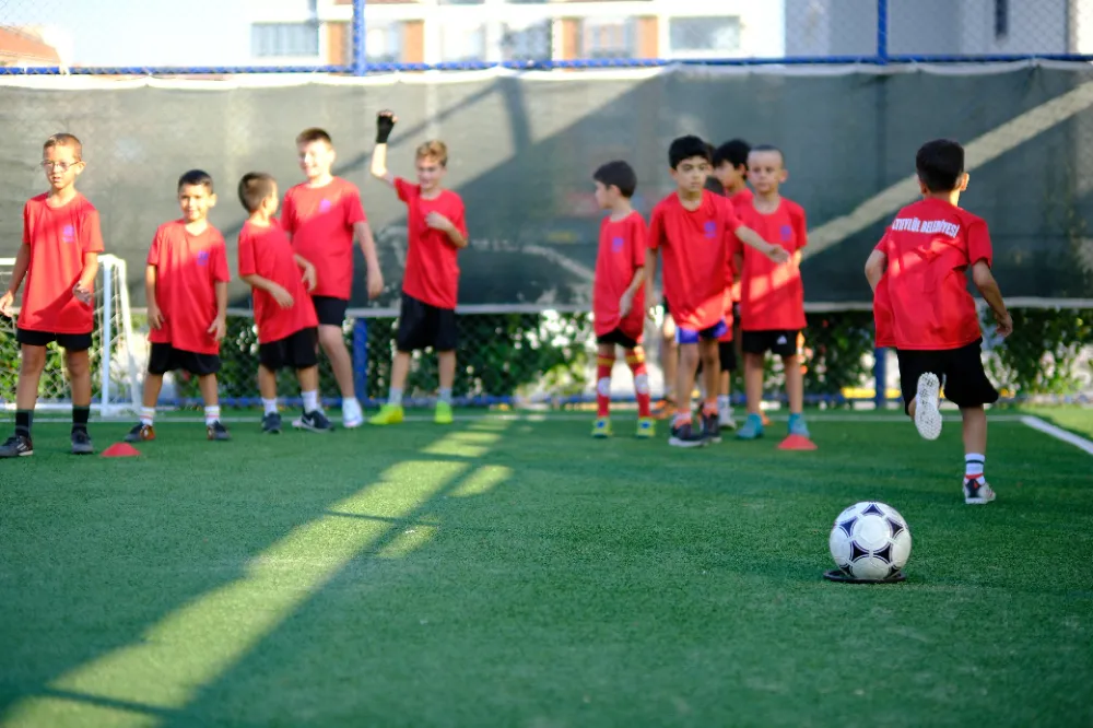 ALTIEYLÜL’DE SPOR OKULLARI TAM GAZ DEVAM EDİYOR