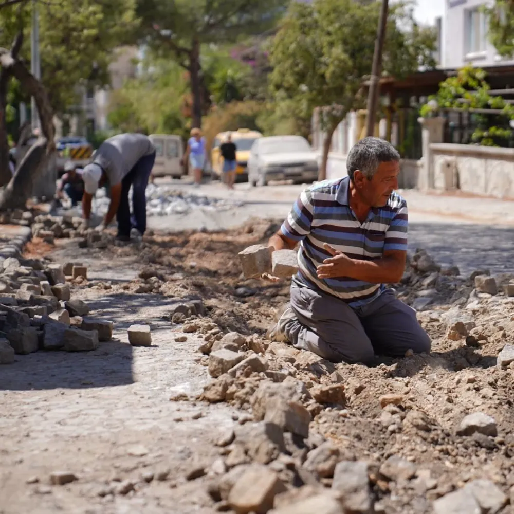 AYVALIK BELEDİYESİ’NİN YOL ONARIM SEFERBERLİĞİ