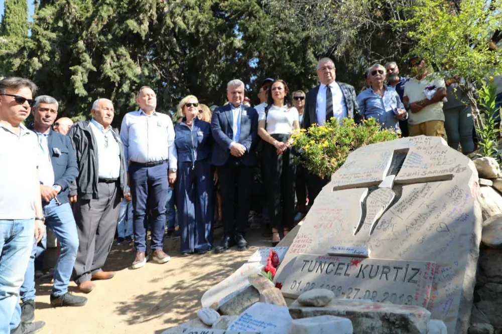TUNCEL KURTİZ, MEZARI BAŞINDA ANILDI
