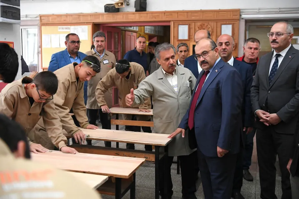 Vali Ustaoğlu, Meslek lisesi ziyaret etti 